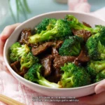 Delicioso salteado de carne acompañada de brócoli fresco y colorido.